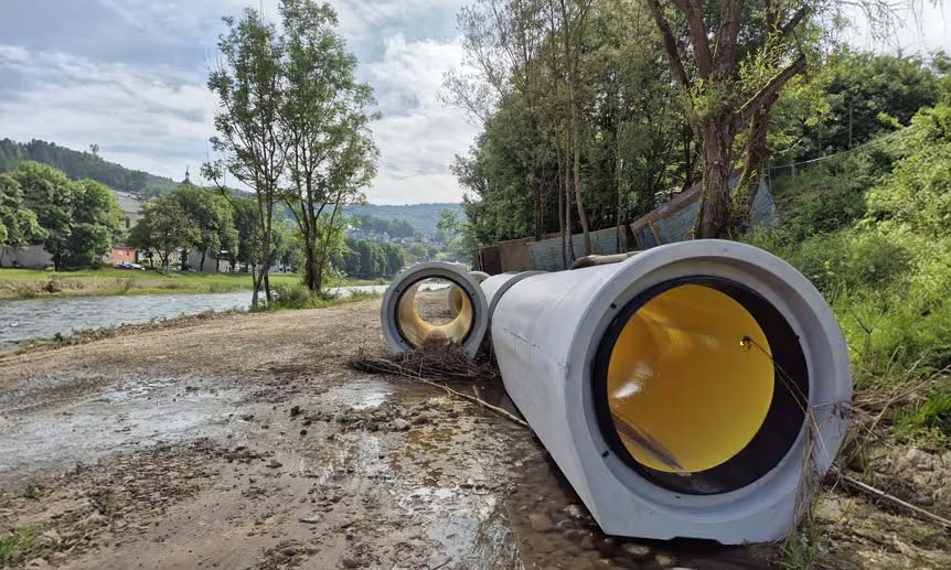 Verlegt werden Perfect Pipe Stahlbetonrohre mit Fuß und mit PE-Auskleidung. Zu erkennen sind noch die Anzeichen des letzten Hochwassers. | Foto: B_I/zu Eulenburg